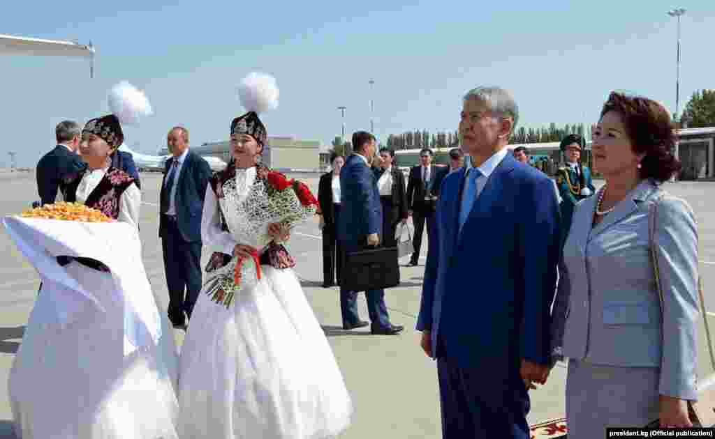 В международном аэропорту «Манас» состоялась официальная церемония встречи Алмазбека Атамбаева с Шавкатом Мирзиёевым. 