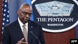 Sekretari amerikan i Mbrojtjes, Lloyd Austin, gjatë konferencës për media në Pentagon më 26 prill 2026.