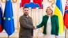 Presidentja e Sllovakisë, Zuzana Caputova, dhe presidenti i Ukrainës, Volodymyr Zelensky, gjatë një takimi në Bratislavë, korrik 2023.