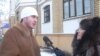 Мәликә Басыйр урамда фикер белешә