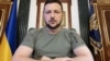 Президентът на Украйна Володимир Зеленски по време на среднощното си изявление в понеделник срещу вторник.