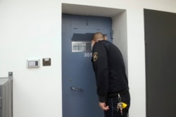 Gábornak csak akkor volt sansza látnia a családját, amikor néha-néha átszállították egy közelebbi fegyintézetbe a láthatás idejére.