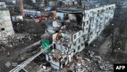 Surat Russiýanyň Ukrainanyň Poltawa şäherine uran raketa zarbasynyň netijesini görkezýär.