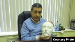 Павел Глоба показывает посмертную маску Шекспира (фото: Иван Толстой)