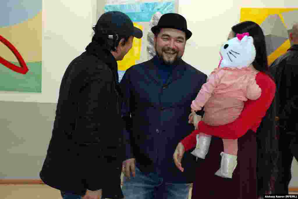 Художник современного искусства Серик Буксиков (в центре в шляпе) на выставке Вероники Кубиковой. 