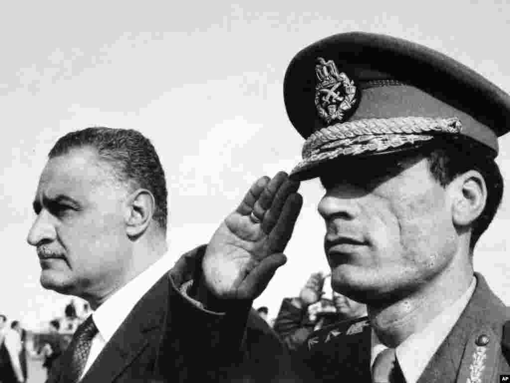معمر قذافی (سمت راست) در کنار جمال عبدالناصر، رییس جمهور فقید مصر در سال ۱۹۶۹