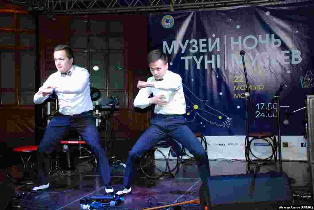 Сахнада – этно-джаз және этно-рок жанрында өнер көрсететін «ST brothers» дуэті. Сонымен бірге, бұл концертке «Шыңырау» домбырашылар ансамблі, «Тұран», «Шарапат», «Aldaspan», «Arkayim» және басқадай топтар қатысты.