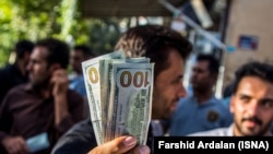 قیمت دلار در روز دوشنبه تقریبا ۱۰۰۰ تومان نسبت به روز یکشنبه افزایش نشان می‌دهد.