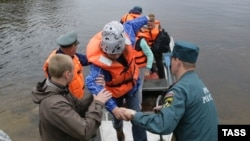 Сотрудники МЧС спасают детей на Сямозере в Карелии 