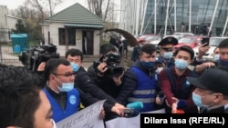 Журналисты выражают недовольство в связи с давлением со стороны полицейских. Шымкент, 5 апреля 2021 года.
