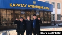 Шымкенттік белсенділер Ерлан Файзуллаев, Нұржан Әбілдаев, Жанмұрат Аштаев. (Сол жақтан оң жаққа қарай). Шымкент, 26 ақпан 2021 жыл.
