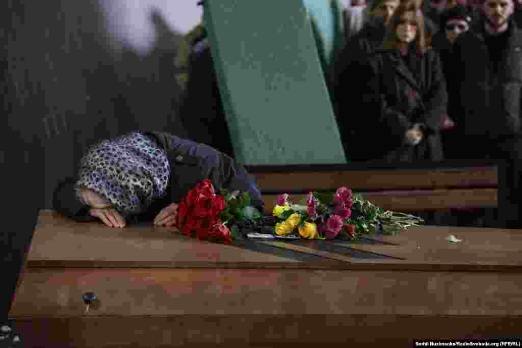 Мать погибшего солдата Даниила Ляшкевича плачет над его гробом в день похорон в Киеве, 8 ноября 2024 года