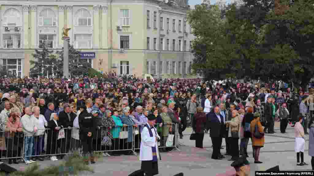Память погибших почтили минутой молчания. Затем священнослужители двух конфессий провели прощальный молебен. Первым прочитал молитву имам Керчи Марлен Аджарипов, затем – митрополит Керченский и Феодосийский Платон