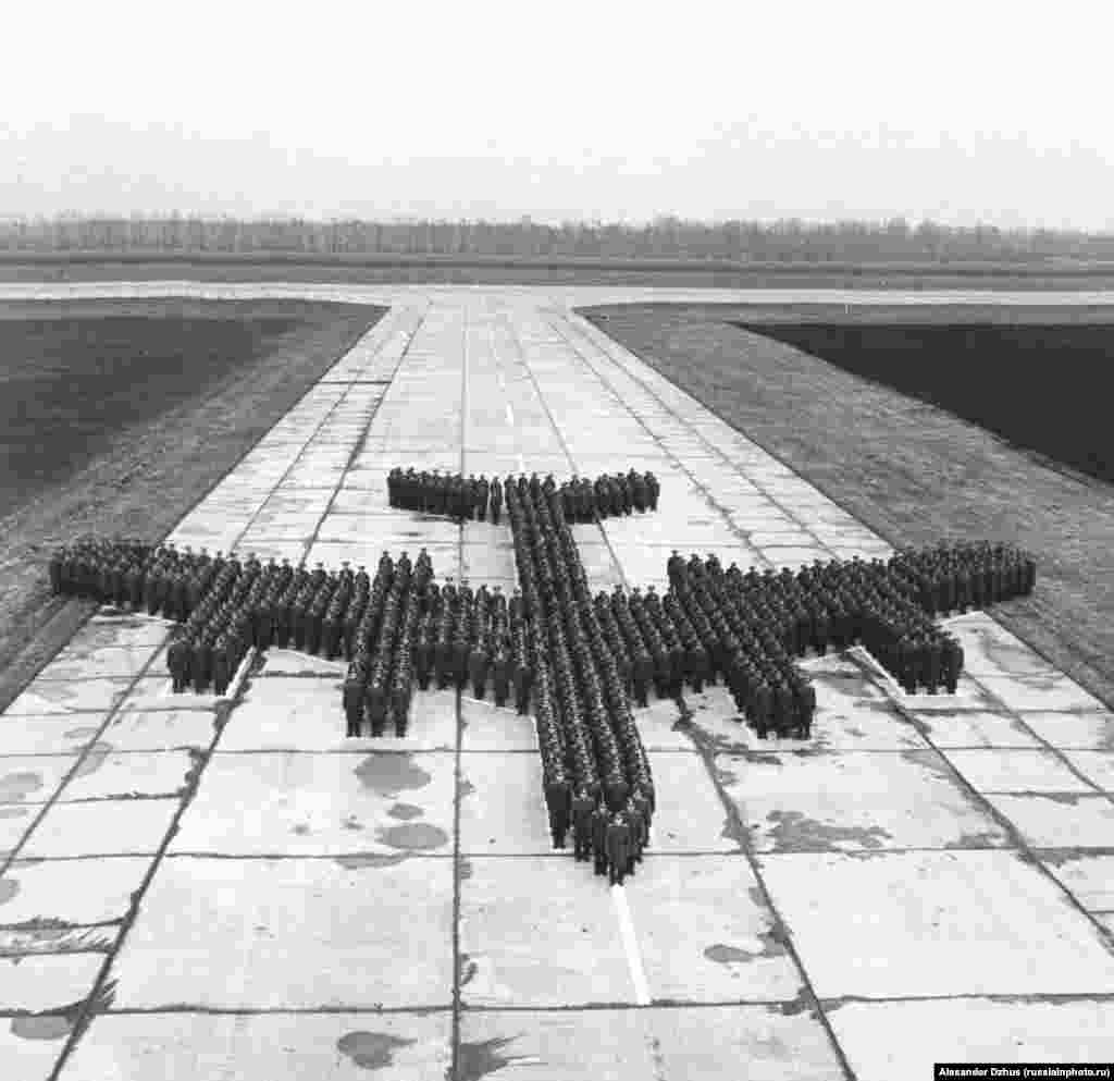 Ljudi u formaciji aviona, 1980.