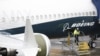 Работник до самолета Boeing 737 MAX 9 на летище във Вашингтон, САЩ.