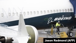 Работник до самолета Boeing 737 MAX 9 на летище във Вашингтон, САЩ.