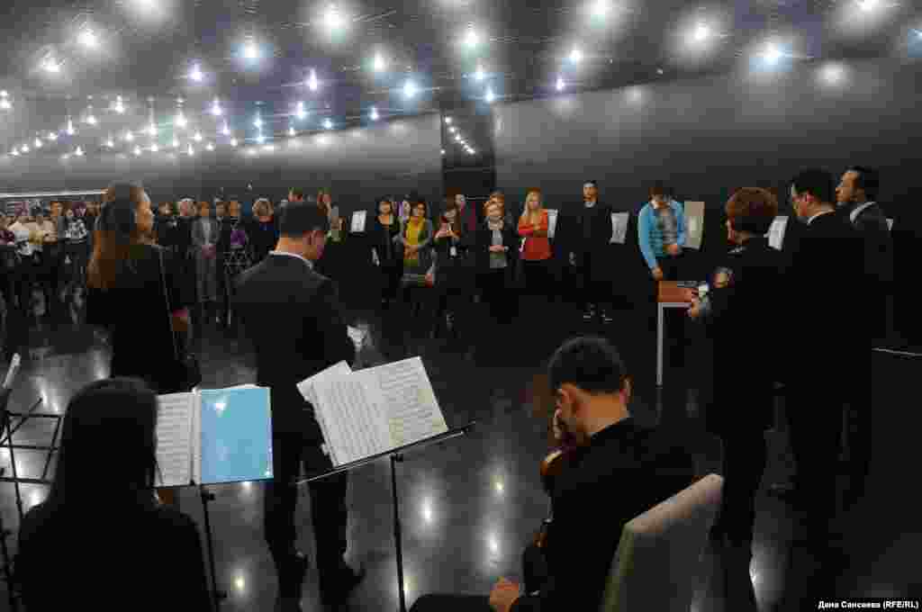 "Қапастағы өнер" көрмесі Астанадағы бейбітшілік және келісім сарайында ашылды.