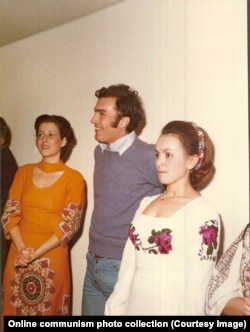 Nicu Ceaușescu (középen) ismeretlen nők társaságában. Az ifjabb Ceaușescu szülei kivégzése után börtönbe került. 1996-ban halt meg Bécsben, vesebetegség következtében.