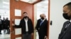 Benjamin Netanjahu elhagyja a tárgyalótermet a korrupciós ügyében tartott meghallgatás után, 2021. április 5-én