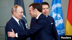 Emmanuel Macron (dreapta) și Vladimir Putin