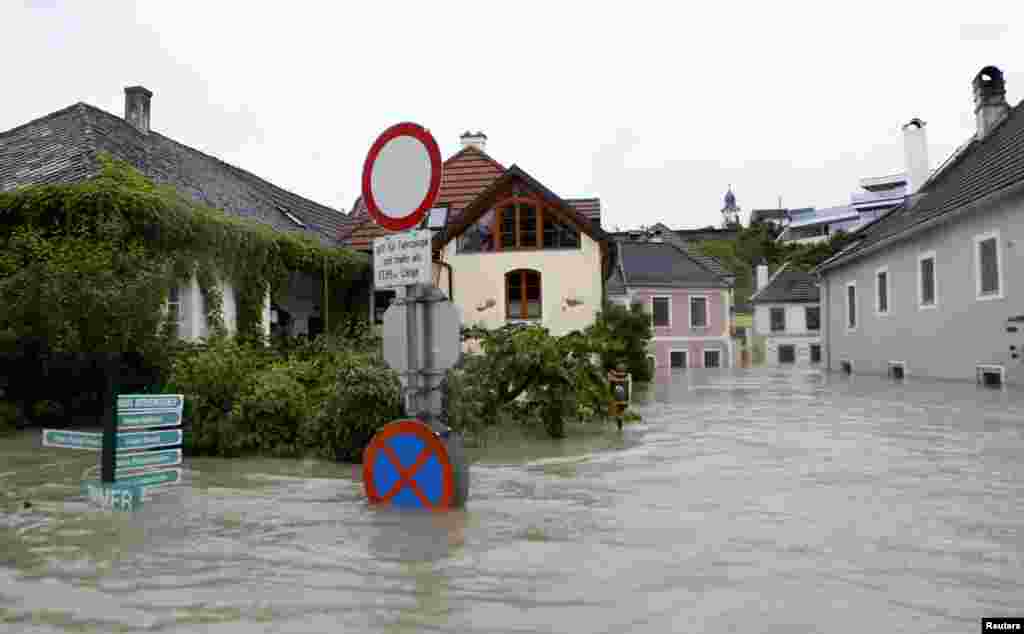 Austrija - Mjesto Emmersdorf, udaljeno oko 100 kilometara od Beča, skoro je cijelo pod vodom, 3. juni 2013. Foto: REUTERS / Leonhard Foeger