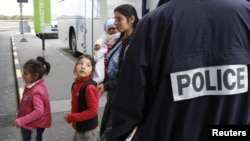 Në shtator Franca dëboi qindra familje imigrante rome. 