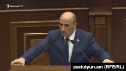 Депутат правящей фракции «Мой шаг» Ваагн Овакимян выступает в парламенте (архив)