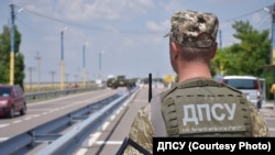 Напередодні уряд України ухвалив рішення про тимчасове припинення роботи контрольних пунктів в'їзду-виїзду до анексованого Криму
