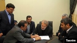 علی لاریجانی (نفر وسط)