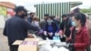 В Юнусабадском районе Ташкента нуждающимся гражданам раздают продукты питания.
