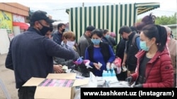 В Юнусабадском районе Ташкента нуждающимся гражданам раздают продукты питания.
