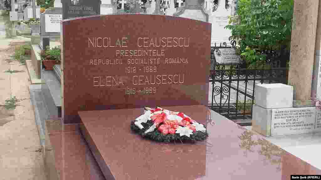 Romania, Nu, nu e scos la licitație. Florile sunt proaspete, depuse de zeloșii lui admiratori, semn că astfel de licitații vor continua. Comunismul nu a murit, doar s-a transformat.
