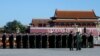 Katonák a pekingi Tienanmen téren a koreai háborúban való kínai részvétel hetvenedik évfordulója alkalmából tartott megemlékezésen 2020. október 23-án