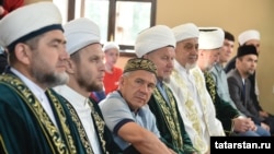Президент Татарстана Рустам Минниханов на праздничном намазе на Ураза-байрам. 4 июня 2019 года
