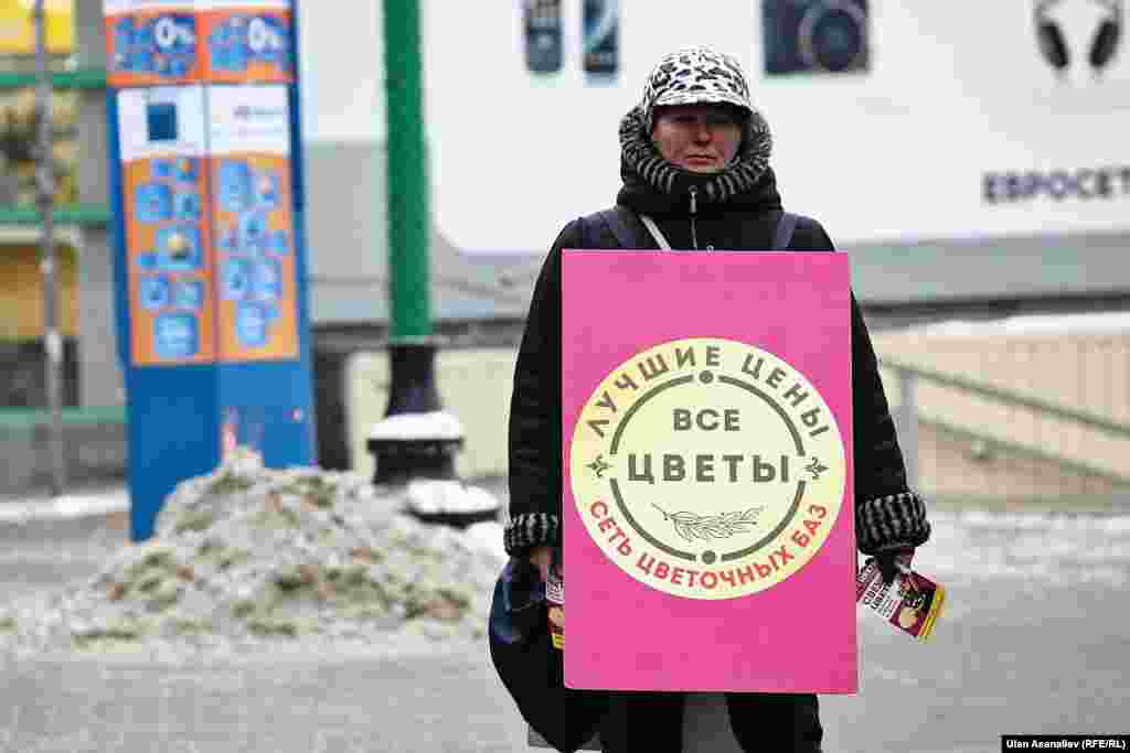 Лида из Украины. Работает "ходячей рекламой" цветочного магазина.