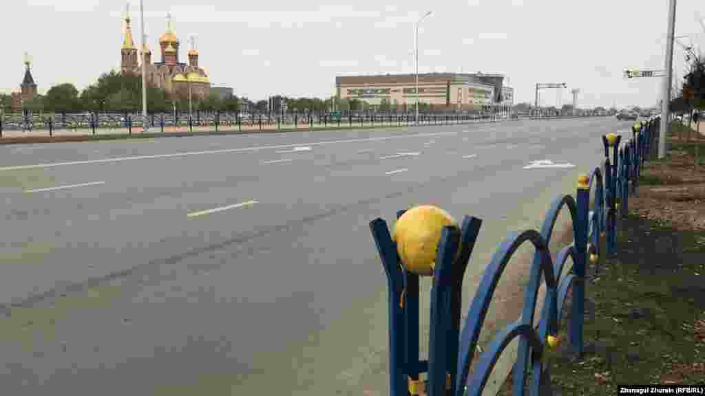 Мәметова көшесіне жуырда орнатылған "Бәйтерек" пішіндес қоршау