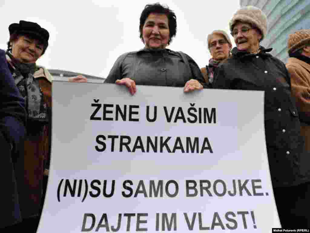 Mirni protest žena ispred zgrade Parlamenta BiH zbog neformiranja državne vlasti i ignorisanja Zakona o ravnopravnosti spolova, Sarajevo, 24.11.2011.
