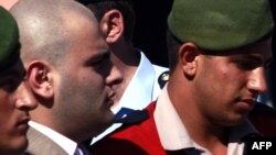 Թուրքիա - Ոստիկանները Ստամբուլի դատարանից դուրս են բերում Հրանտ Դինքի սպանության անմիջական կատարող Օգյուն Սամասթին, արխիվ
