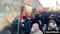 مراسم یادبود غیردولتی که از سوی شماری از خانوادههای کشتهشدگان هواپیمای اوکراینی در تهران برگزار شد