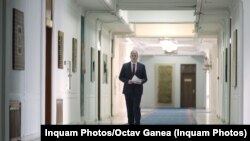  În sprijinul demersului său, ministrul invocă sutele de modificări suferite de Codurile penale, atât în Parlament, cât şi ca urmare a transpunerii unor decizii ale Curţii Constituţionale, care au afectat însuși fondul reglementării iniţiale.