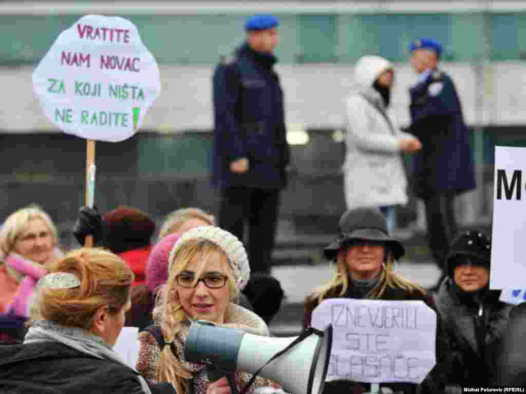 Mirni protest žena ispred zgrade Parlamenta BiH zbog neformiranja državne vlasti i ignorisanja Zakona o ravnopravnosti spolova, Sarajevo, 24.11.2011.