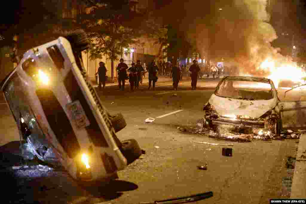 Policët ndërhyjnë ndaj protestuesve pasi ata ndezën zjarr në disa makina pranë Shtëpisë së Bardhë në Uashington. Afrikano-amerikani, George Floyd, 46 vjeç, vdiq javën e kaluar, pasi u ndalua nga oficerët policorë - njëri prej të cilëve i bëri presion me gju në qafë.