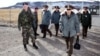 Высокопоставленные офицеры командования российских ракетных войск стратегического назначения входят на американскую базу межконтинентальных баллистических ракет. Октябрь 1996 года. Фото Национального архива США