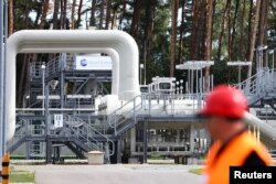 Vedere spre gazoductul Nord Stream 1 de la Marea Baltică și stația de transfer a conductei de legătură la Marea Baltică în zona industrială din Lubmin, Germania, 30 august 2022.