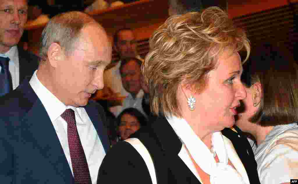 Ресей президенті Владимир Путин мен әйелі Людмила Мемлекеттік Кремль сарайында "Эсмеральда" балет қойылымын тамашалап шыққан соң, журналистерге өздерінің бірге тұрмайтынын растап, ажырасатындарын жария етті. Мәскеу, 6 маусым 2013 жыл.