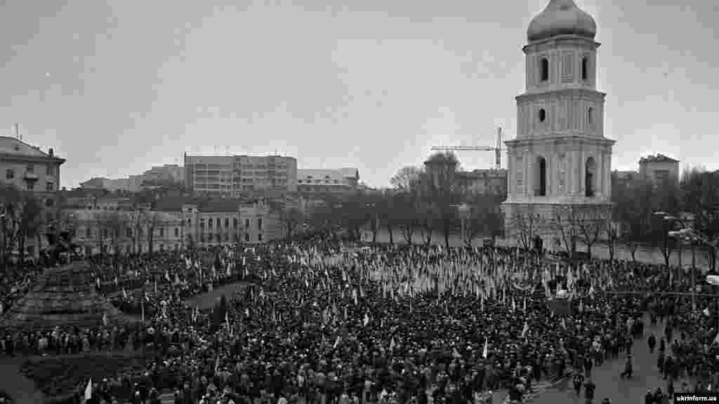 Митинг в столице Украины на Софийской площади (в то время на площади Богдана Хмельницкого) после завершения «Живой цепи» в рамках празднования исторического Акта Соединения УНР и ЗУНР в 1919 году. Киев, 21 января 1990 года