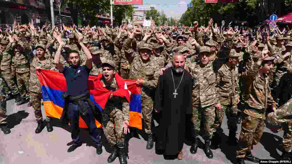 Часть военнослужащих присоединились к протесту в Ереване 23 апреля 