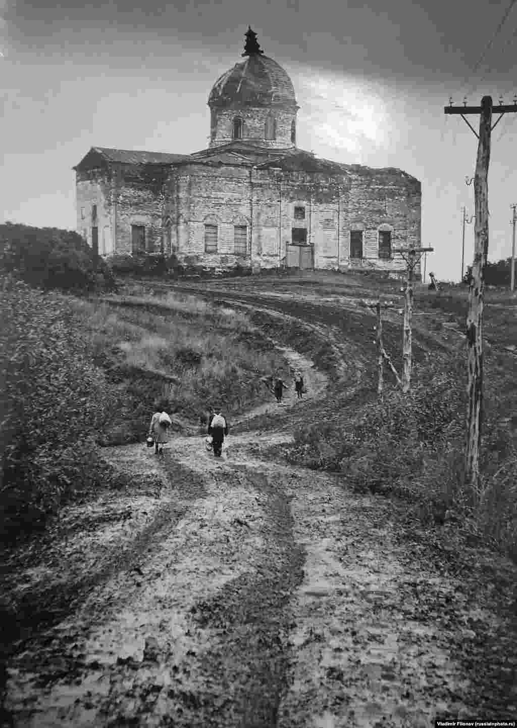 Put prema vjerskom hramu na nepoznatoj lokaciji, fotografija zabilježena 1980. Zvanična politika Sovjetskog Saveza je bila uklanjanje religijskog života, tako da je većina bogomolja napuštena tokom sovjetskog perioda.