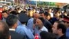 Десятки "застрявших" пассажиров собрались 26 мая в душанбинском аэропорту 