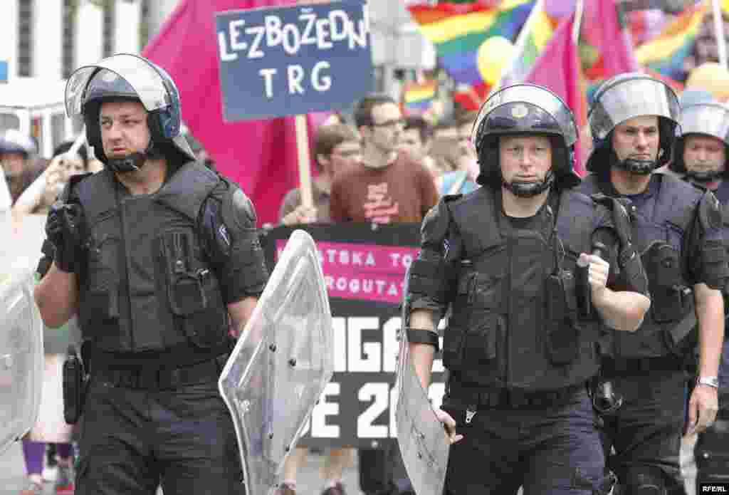 Hrvatska - Učesnici Parade ponosa, koja je održana pod sloganom "Hrvatska to može progutati", okupila je oko 600 učesnika. Povorku je obezbjeđivalo oko 200 policajaca, 20-ak kombija i desetak automobila, Zagreb, 19.06.2010. Foto: zoomzg